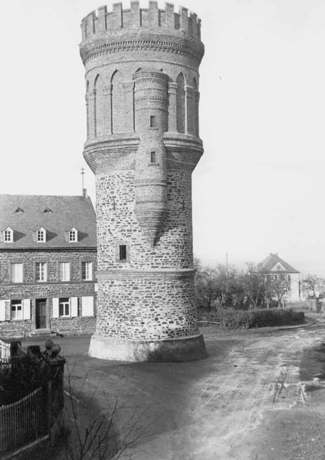 alte Fotografie des Wasserturms mit noch erhaltener zinnenverblendung