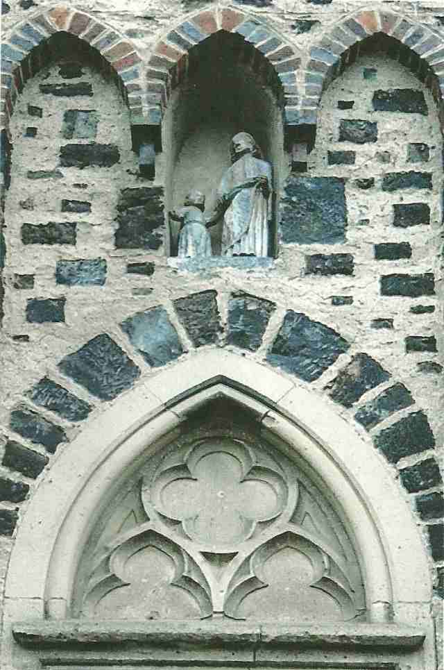 Ansicht der gehauenen Steinfiguren von Josef und dem Jesuskind in der Nische